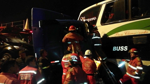 Tráiler invadió carril y chocó contra bus en avenida de Chimbote, 6 pasajeros resultaron heridos
