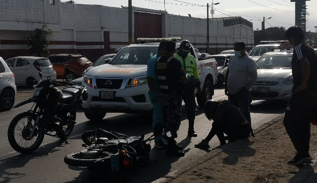 Una mujer resultó herida en violento choque de un auto y una motocicleta en Chimbote