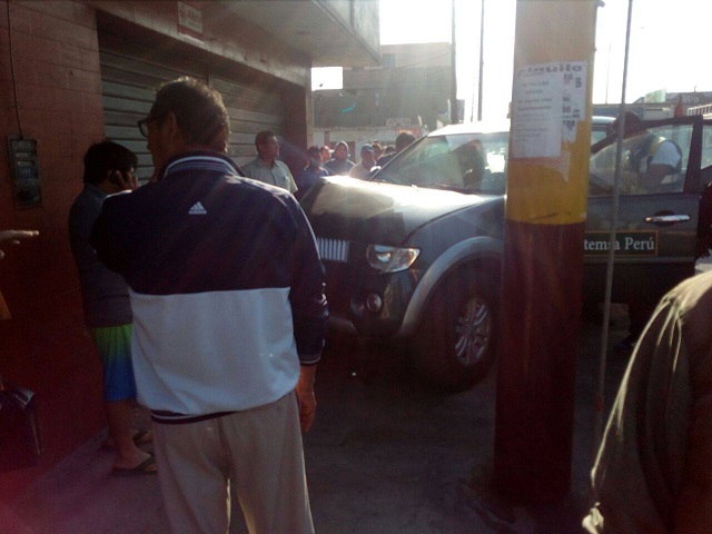 Moderna camioneta choca contra un muro en la avenida Meiggs de Chimbote y deja 2 heridos