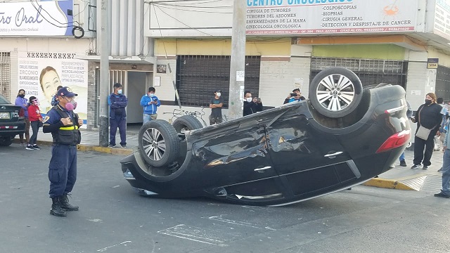 Tres heridos en violento accidente en el centro de Chimbote (VIDEO)