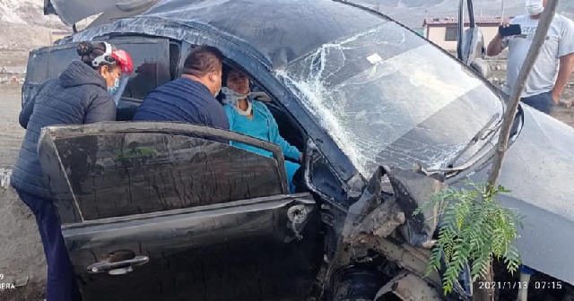 Enfermera y chofer de una camioneta salvaron de morir en accidente a la salida de Chimbote