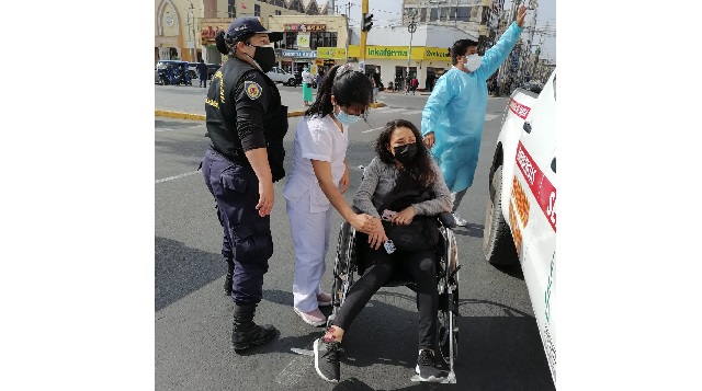 Jóvenes resultan heridos al caer de su motocicleta en Chimbote