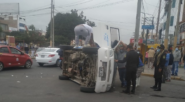 Dos choferes resultaron heridos en violento choque en el centro de Chimbote