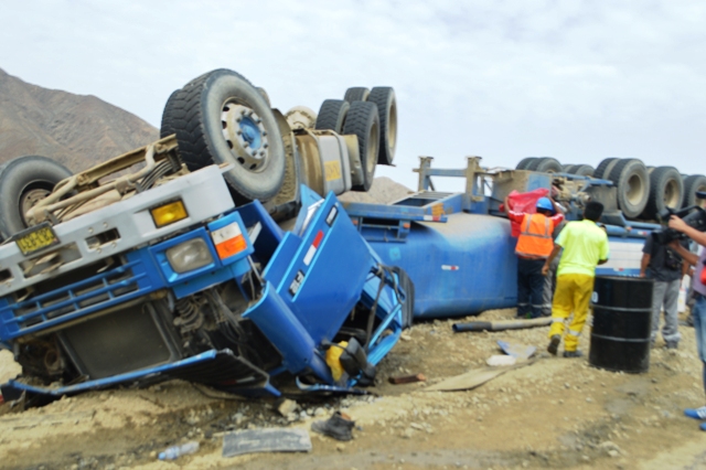 Ciudadano estadounidense auxilió a chofer que volcó su camión cisterna en Coscomba