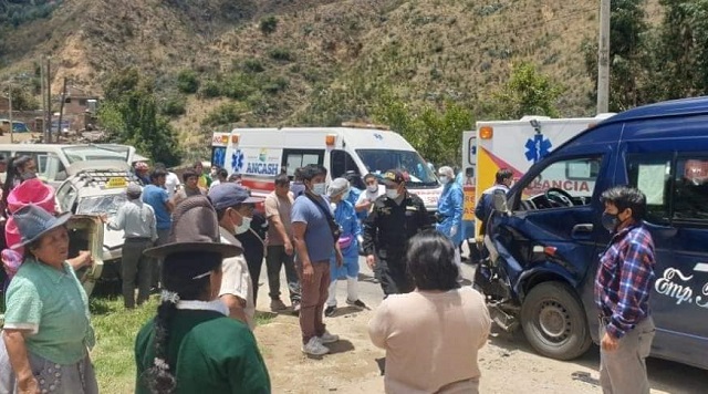 Seis heridos en violento choque entre combi y camioneta en la vía Caraz-Huaraz