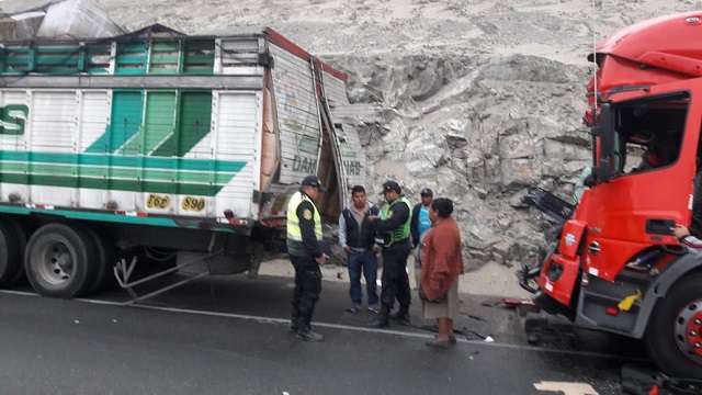 Chofer quedó atrapado entre los fierros retorcidos de su camión tras violento choque en Casma
