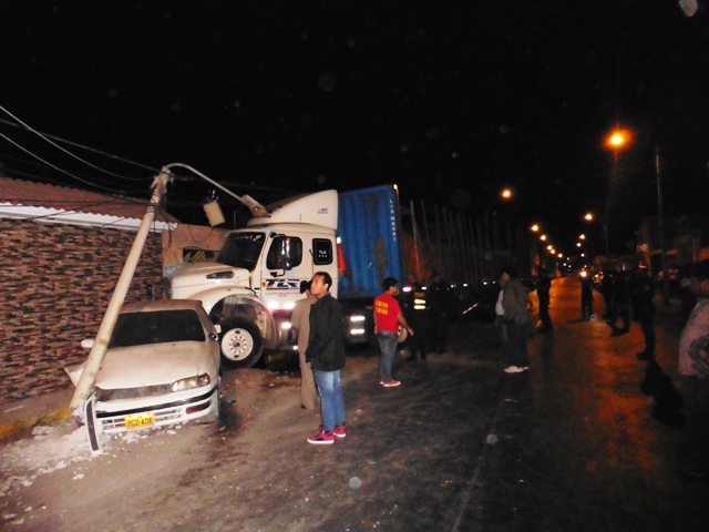 Chofer pestañea y estrella su tráiler contra la vivienda de un fiscal en Casma