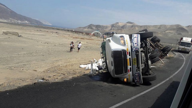 Otro accidente se registró en "óvalo de la muerte” en Casma, tráiler volcó aparatosamente en la Panamericana Norte