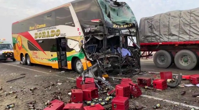 Tragedia en Casma: chofer de bus fallece al chocar contra un camión cargado de cerveza