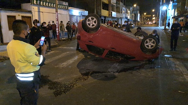 Dos heridos en violento accidente en Chimbote, automóvil quedó con las llantas hacia arriba