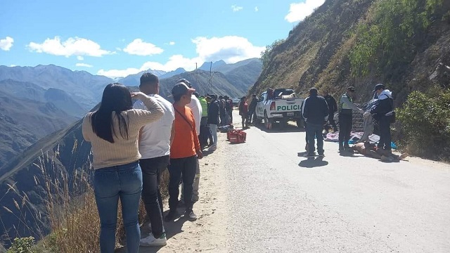 Áncash: cinco músicos mueren tras caída de minivan a abismo de 500 metros en Corongo