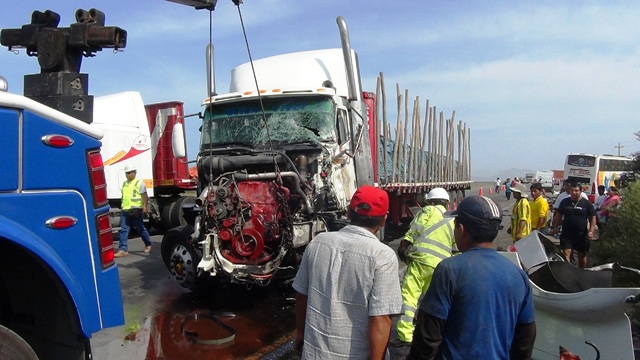 Guadalupito: Triple choque entre un tráiler y dos buses deja como saldo 1 muerto y 8 heridos