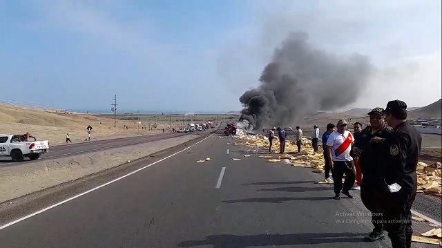 Tráiler se despistó y enseguida se incendió en la Panamericana Norte, en Huarmey
