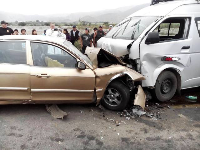 Un muerto y 4 heridos en violento choque entre una combi y automóvil en Moro