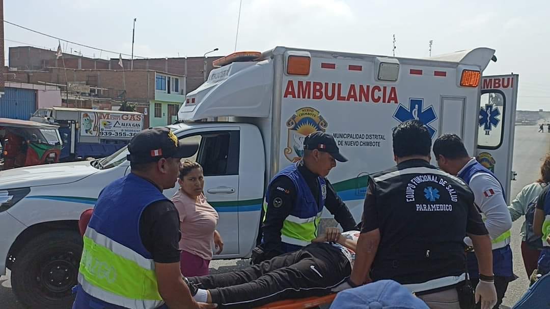 Violento choque entre un automóvil y un mototaxi deja tres heridos en Nuevo Chimbote