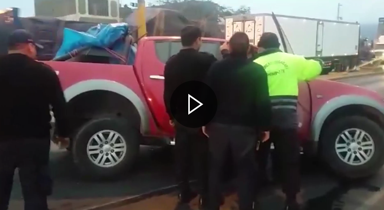 Joven pierde control de su vehículo y chocó contra berma central de avenida Pardo