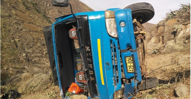 Camión que transportaba productos de Qali Warma volcó en la carretera a Quillo y deja dos heridos (Áncash)