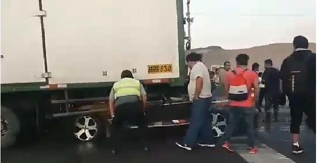 Chofer de colectivo muere en fatal accidente en Samanco, su vehículo se empotró en un camión