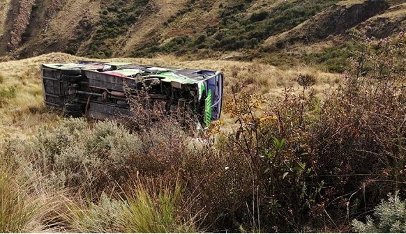 Un muerto y 31 heridos al caer bus a un abismo en la carretera de penetración a Sihuas (Áncash)