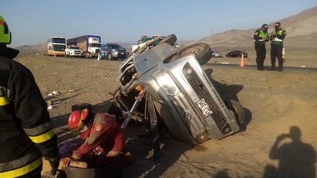 Tres heridos en aparatosa volcadura de vehículo en la Panamericana Norte, en Guadalupito