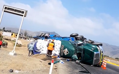 Samanco: tráiler volcó aparatosamente en el óvalo de Huambacho cuando se dirigía a Lima