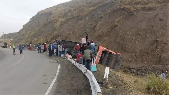 Un muerto y siete heridos dejó como saldo la volcadura de un bus en la carretera a Huaraz