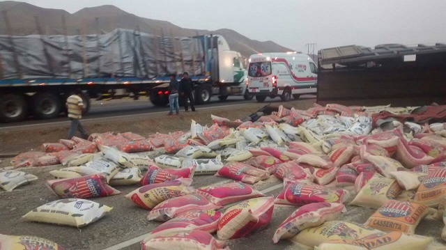 Tráiler que transportaba arroz chocó contra 2 camiones y murieron 3 personas en Huarmey