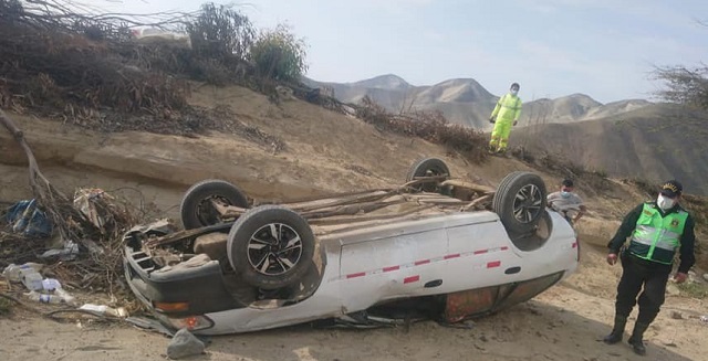 Vehículo station wagon volcó aparatosamente en la Panamericana Norte en Huarmey