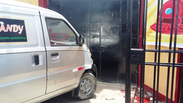 Chimbote: Combi se estrella contra portón de colegio Inmaculada y mata a padre de familia y hiere a una madre