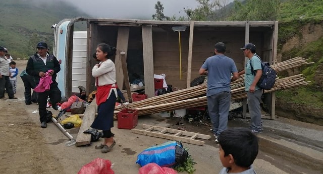 Áncash: comerciantes resultan heridos tras volcadura de camión en Pamparomás