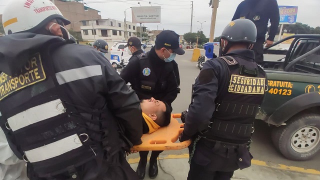 Motociclista chocó su vehículo menor contra una camioneta en Nuevo Chimbote (VIDEO)