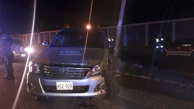 Chofer choca violentamente su camioneta contra poste de alumbrado público y se fuga en Nuevo Chimbote