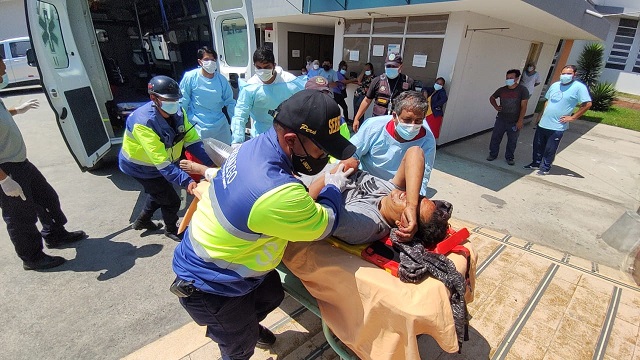 Cuatro heridos en violento choque entre una mototaxi y una camioneta en Nuevo Chimbote