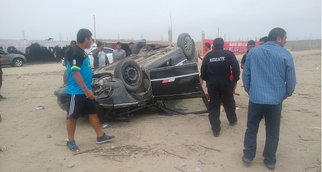Automóvil volcó aparatosamente y dejó como saldo 3 heridos en Nuevo Chimbote