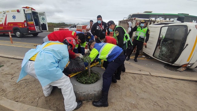 Trabajador herido tras aparatosa volcadura de una furgoneta en Nuevo Chimbote