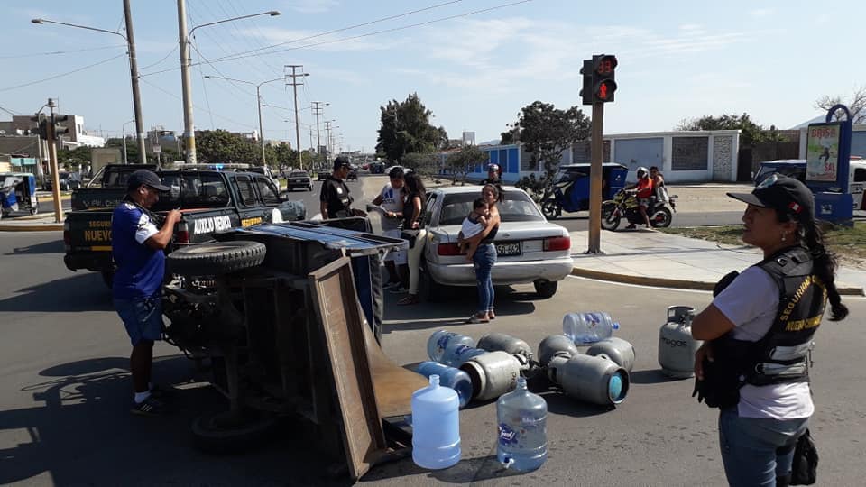 Motocarga chocó con automóvil y balones de gas resultaron regados en avenida de Nuevo Chimbote