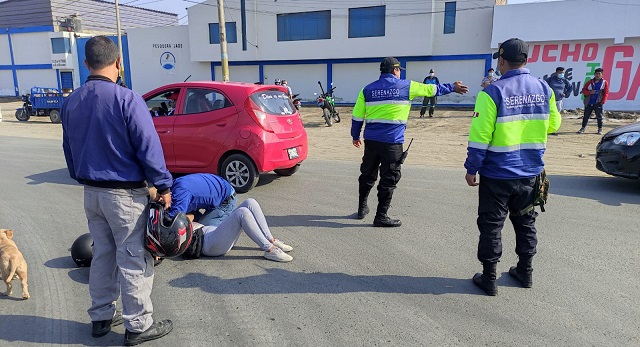 Mujer resultó herida al chocar la mototaxi en la que se desplazaba con un auto en Nuevo Chimbote