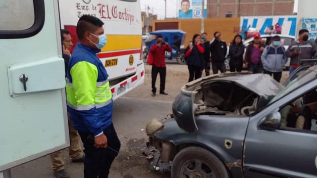 Chofer borracho resultó herido al chocar su automóvil contra un microbús en Nuevo Chimbote