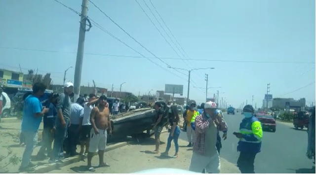 Chofer y su acompañante se accidentan por evitar atropellar a un perrito en Nuevo Chimbote