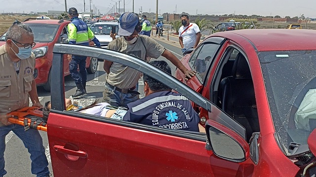 Choque de un automóvil con una custer dejó como saldo dos heridos en Nuevo Chimbote
