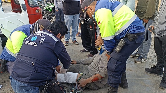 Chofer choca su camioneta contra una mototaxi y abandona a heridos en Nuevo Chimbote