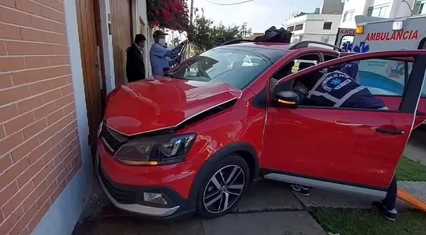 Mujer choca su vehículo contra una vivienda en Nuevo Chimbote