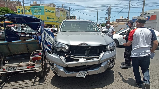 Tres heridos en violento choque entre una mototaxi y una camioneta en Nuevo Chimbote