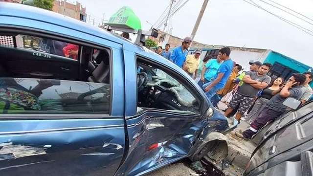 Nuevo Chimbote: choque entre auto y camioneta deja heridos a cuatro integrantes de una familia