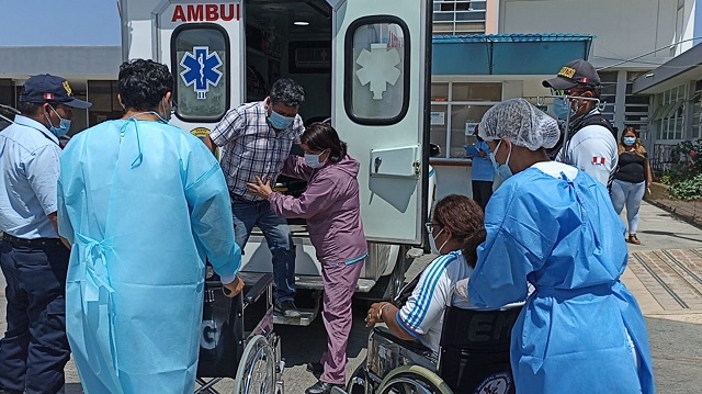 Nuevo Chimbote: camioneta causa accidente a pareja de esposos y chofer se fuga 