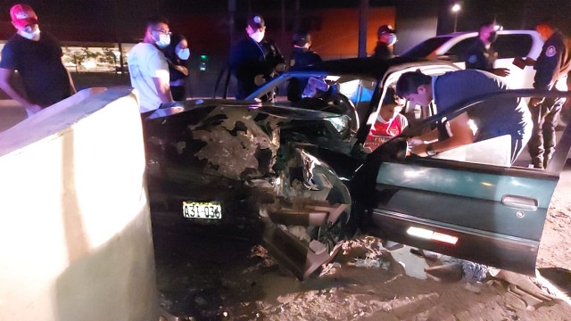 Jóvenes resultan heridos al chocar su vehículo contra un muro de cemento en Nuevo Chimbote