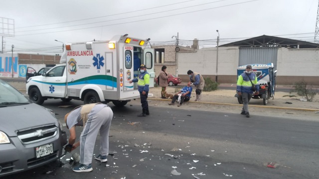 Dos heridos en violento choque entre automóvil y una mototaxi en Nuevo Chimbote