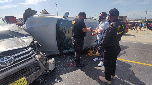 Nuevo Chimbote: 6 personas salvan de morir en triple choque en la Panamericana Norte