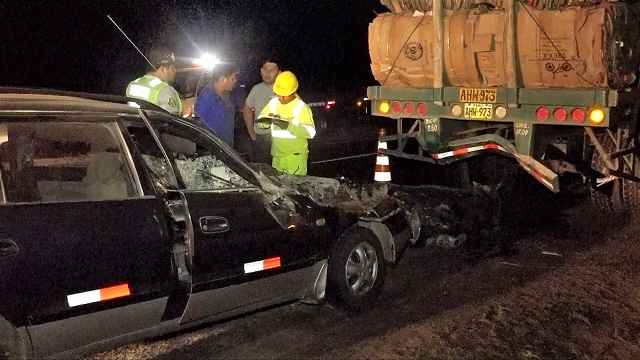 Chofer y acompañante salvan de morir al chocar auto con tráiler en la Panamericana Norte en Nuevo Chimbote