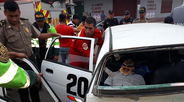 Dos heridos dejó como saldo el violento choque entre un camión frigorífico y un vehículo Tico en Nuevo Chimbote